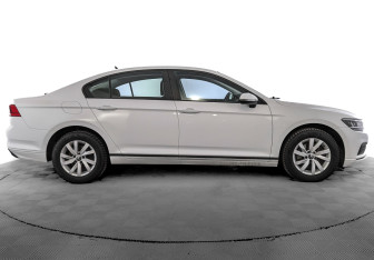 Подержанный автомобиль Volkswagen Passat Sedan 2020 года (4 фото)