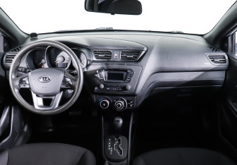 Подержанный автомобиль Kia Rio Hatchback 2012 года (12 фото)