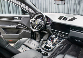 Подержанный автомобиль Porsche Cayenne 2018 года (11 фото)