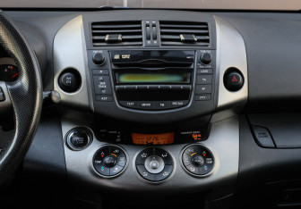 Подержанный автомобиль Toyota RAV4 2011 года (10 фото)