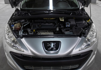 Подержанный автомобиль Peugeot 308 Hatchback 2010 года (9 фото)