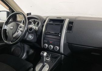Подержанный автомобиль Nissan X-Trail 2009 года (9 фото)