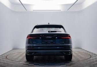 Подержанный автомобиль Audi Q8 2020 года (6 фото)