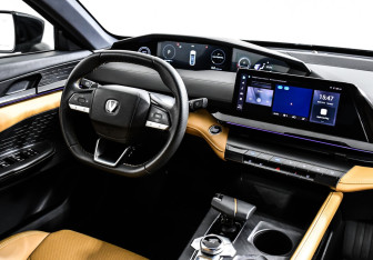 Подержанный автомобиль Changan UNI-V 2022 года (9 фото)