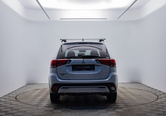 Подержанный автомобиль Mitsubishi Outlander 2021 года (6 фото)