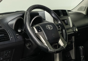 Подержанный автомобиль Toyota Land Cruiser Prado 2011 года (13 фото)