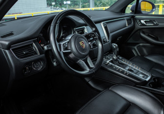 Подержанный автомобиль Porsche Macan 2018 года (12 фото)