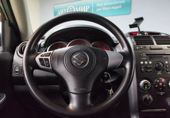 Подержанный автомобиль Suzuki Grand Vitara 2007 года (15 фото)