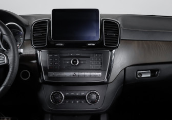 Подержанный автомобиль Mercedes-Benz GLE 2015 года (13 фото)