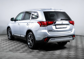 Подержанный автомобиль Mitsubishi Outlander 2018 года (7 фото)
