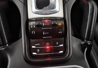 Подержанный автомобиль Porsche Cayenne 2010 года (20 фото)