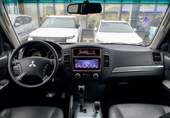 Подержанный автомобиль Mitsubishi Pajero 2011 года (11 фото)
