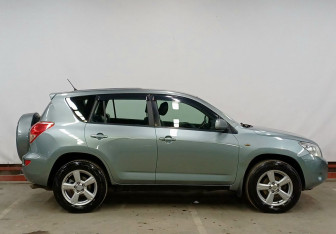 Подержанный автомобиль Toyota RAV4 2008 года (4 фото)