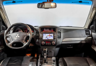 Подержанный автомобиль Mitsubishi Pajero 2011 года (14 фото)