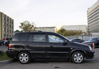 Подержанный автомобиль Kia Carens 2005 года (4 фото)