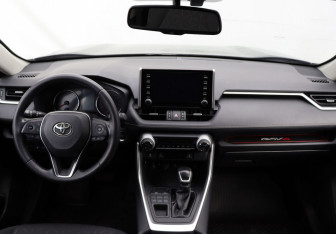 Подержанный автомобиль Toyota RAV4 2020 года (13 фото)