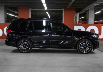 Подержанный автомобиль BMW X7 2021 года (4 фото)