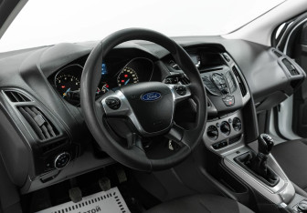 Подержанный автомобиль Ford Focus Wagon 2013 года (11 фото)