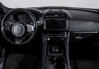 Подержанный автомобиль Jaguar F-Pace 2016 года (12 фото)