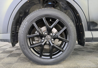 Подержанный автомобиль Toyota RAV4 2019 года (12 фото)