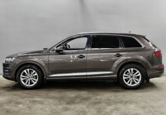 Подержанный автомобиль Audi Q7 2015 года (8 фото)