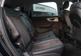 Подержанный автомобиль Audi Q7 2015 года (10 фото)