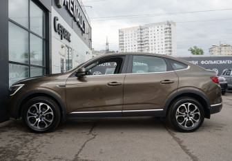 Подержанный автомобиль Renault Arkana 2019 года (8 фото)