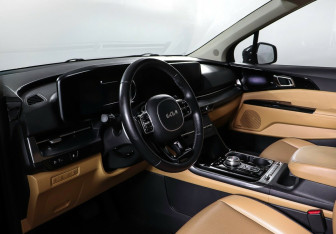 Подержанный автомобиль Kia Carnival 2022 года (11 фото)