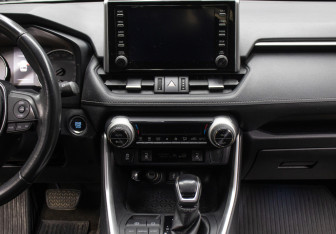 Подержанный автомобиль Toyota RAV4 2020 года (15 фото)