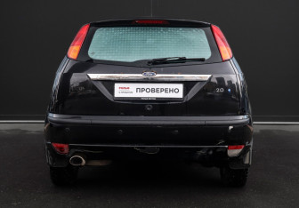 Подержанный автомобиль Ford Focus Sedan 2004 года (6 фото)