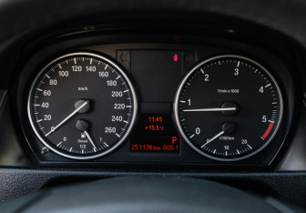 Подержанный автомобиль BMW X1 2014 года (22 фото)