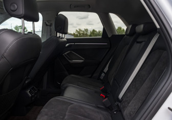 Подержанный автомобиль Audi Q3 2021 года (15 фото)