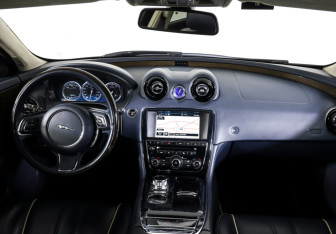 Подержанный автомобиль Jaguar XJ 2012 года (12 фото)