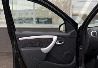 Подержанный автомобиль Renault Sandero 2010 года (14 фото)