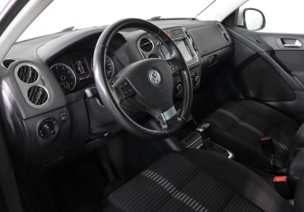 Подержанный автомобиль Volkswagen Tiguan 2010 года (9 фото)