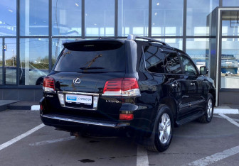 Подержанный автомобиль Lexus LX 2014 года (6 фото)
