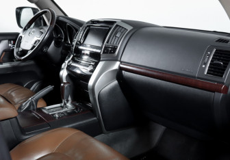 Подержанный автомобиль Toyota Land Cruiser Suv 2014 года (9 фото)