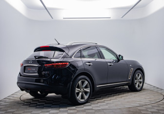 Подержанный автомобиль Infiniti FX 2011 года (5 фото)