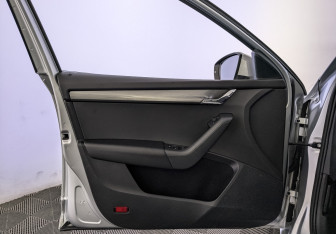 Подержанный автомобиль Skoda Octavia Liftback 2019 года (19 фото)