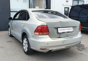 Подержанный автомобиль Volkswagen Polo Sedan 2012 года (7 фото)