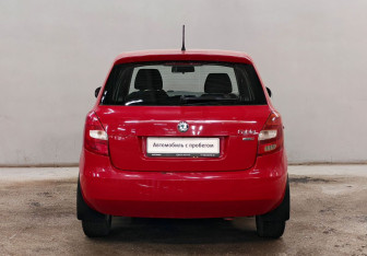 Подержанный автомобиль Skoda Fabia Hatchback 2012 года (6 фото)