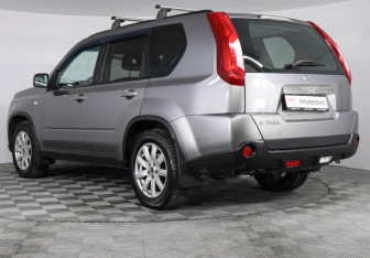 Подержанный автомобиль Nissan X-Trail 2012 года (7 фото)