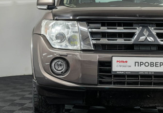 Подержанный автомобиль Mitsubishi Pajero 2012 года (18 фото)