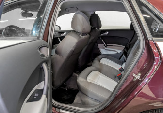 Подержанный автомобиль Audi A1 2012 года (12 фото)