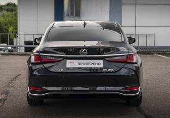 Подержанный автомобиль Lexus ES 2018 года (6 фото)