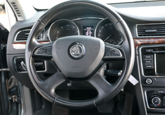 Подержанный автомобиль Skoda Superb Liftback 2014 года (17 фото)