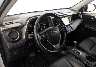 Подержанный автомобиль Toyota RAV4 2019 года (16 фото)