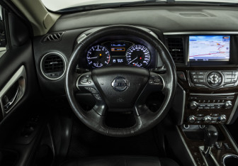 Подержанный автомобиль Nissan Pathfinder 2014 года (7 фото)