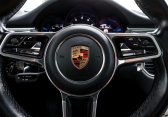 Подержанный автомобиль Porsche Macan 2017 года (19 фото)