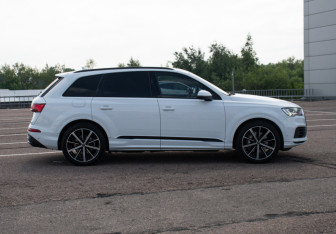 Подержанный автомобиль Audi Q7 2021 года (4 фото)